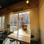 中目黒ひつじ - 窓際の席の様子