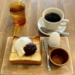 天然酵母の食パン専門店 つばめパン ＆Milk - つばめブレンド2杯 と
小倉トースト（ゆで卵付き）