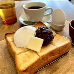 天然酵母の食パン専門店 つばめパン ＆Milk - つばめブレンド2杯 と
小倉トースト（ゆで卵付き）