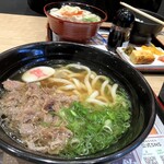 資さんうどん 今福鶴見店 - 肉うどん(食べ始める前に、麺三分の一を朝定食へ)