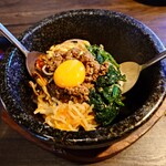 和牛焼肉 牛源 - ◯石焼きビビンバ
石焼きの器が熱々の状態で提供されたので
付属のコチジャンを混ぜ合わせて焼いてみた
