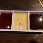 和牛焼肉 牛源 - ◯タレ
秘伝のタレ
甘みと爽やかな酸味もある醤油ダレ
肉をスッキリと食べられる
レモン塩ダレ
レモンの酸味爽やかな塩味のタレ
鶏肉はこれで食べてみたけど割と合っていた
特製味噌タレ
甘みある赤味噌ダレ