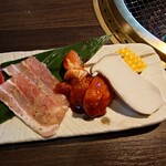和牛焼肉 牛源 - 豚バラは塩と胡麻油、ニンニクシッカリな
下味の組み合わせがとても良い感じで
脂乗りも悪くはなく美味しい♪

鶏肉も焼いて食べてみたら
プリッとした食感に焼き上がり美味しくは感じた
