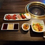 和牛焼肉 牛源 - このお店の名前の付いている一番お得そうで人気No.1な

●牛源ランチ　1,958円
（石焼きビビンバ、スープ付き、滑らかプリン）

を注文してみた

先行してサラダ、煮物、タレ3種が提供されている