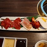 和牛焼肉 牛源 - ◯焼肉
牛カルビ、牛ロース、豚バラがそれぞれ2枚と
鶏肉2欠片、エリンギとトウモロコシがあった