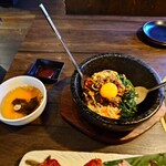 和牛焼肉 牛源 - 石焼きビビンバとワカメスープ