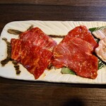 和牛焼肉 牛源 - 肉の鮮度感は普通な感じで牛には超微妙に違和感はある
けれど普通には分からない普通な味わいだとは思える

カルビ、ロース共に、脂乗りはそんなにはなくて
素直な肉の普通な旨味感はある感じ