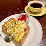 カフェ ド SaRa - モーニングサービスの
            たまごトースト（ヨーグルト付）　ホットコーヒー