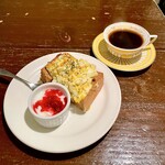 カフェ ド SaRa - モーニングサービスの
            たまごトースト（ヨーグルト付）　ホットコーヒー
