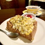 カフェ ド SaRa - モーニングサービスの
            たまごトースト（ヨーグルト付）　ホットコーヒー