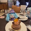 葦 - ショーケースの前に常に考える葦が立ってる