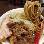 ラーメンイエロー 御徒町店 - 砕いたチャーシューが麺とよく合います