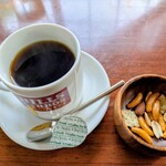 モンテ・ローザ - 何と言ってもコーヒーが美味い！♡     そして添えてあるミックスナッツがまたウルトラハーモニーを醸し出す。今度モーニングを食べに来ようかね〜と話し合いました〜。
