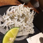 魚匠 銀平本店 - ランチ前菜：塩ゆでしらす(すだちをかけるだけ！)