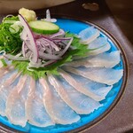 小料理 濃 - ①真穴子の薄作り(税込950円)
産卵は初夏～初秋、旬は夏～秋
お刺身にするには1週間ほど餌を与えずに生け簀等に入れて生かす泥抜きが必要
弾力があり脂の旨みもしっかり感じられます