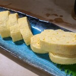 小料理 濃 - ④出汁巻き玉子(税込650円)
フワフワで出汁の優しい旨みが沁みる
一流の蕎麦屋さんでもなかなか出ないレベル
もう一度食べたくて再訪問を真剣に考えます
仲良しのタマゴスキーさんに食べて貰いたいレベル