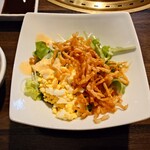 和牛焼肉 牛源 - ◯サラダ
上に載っている餃子の皮？を刻んで
パリパリ揚げた品が心地良い食感で
酸味の爽やかさとマヨネーズみたいな円味ある味わい？
なドレッシングが掛かっていて美味しい