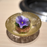 焼肉料理 牛吉日和 - 牛吉ユッケ姫葱仕立て～ビスタチオ添え～