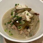 焼肉あきら 神田 - 牛骨仕立ての塩ホルモン煮込み