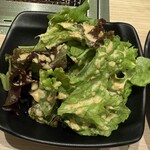 焼肉あきら 神田 - 自家製胡麻ドレッシングのサラダ