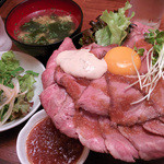 お肉と神戸野菜とワインとチーズ TOROROSSO - ローストビーフ丼　Ｌサイズ