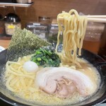 横浜家系ラーメン春吉家 - そ、そっか家系は短いんだったにゅん