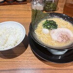 横浜家系ラーメン春吉家 - らーめん850円、ライス150円