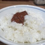 横浜家系ラーメン春吉家 - 豆板醬は白米のせ