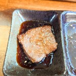炭火焼肉 やまじ - 牛ロースを醤油ダレで
      しっとり柔らか