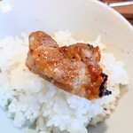 炭火焼肉 やまじ - 味噌味の豚ロース
      こちらも柔らかくて旨味を感じます