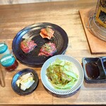 炭火焼肉 やまじ - サラダ・漬物・タレ２種類にコチュジャンとにんにくも提供されます