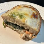 NILS BAKERY - サーモンスピナッチの断面