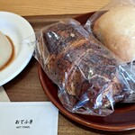 Cafe' MUJI - 上に引き上げる(私も後で交代)とか、よう分からん遊びをしてイタなァ…。所で(？)猫チャンッて可愛いデスね！もう野良ちゃんはほぼ街中で見掛けなくなりましたし動画で耳折れミニ脚スコマンチの赤ちゃん猫がノタ