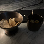 CANES & TALES - チップスやば。オリーブには中にチーズ。