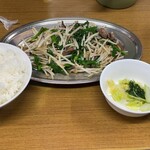 幸 - 料理写真:ニラレバ炒め定食