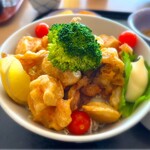 萬八屋 - 料理写真:彩り鮮やかなカリカリ丼
エビと貝のフリットです