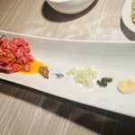 ホルモン・焼肉　8 hachi  - 様々なスパイスでユッケを作る！