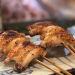 焼鳥 かもしや - 手羽先、最高な火入れ