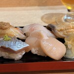 スタンディング スシ バー 縁戸 - 左奥は炙りキンキ、あじが付いてますのでそのままいただきます。コクウマです。