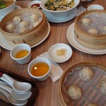 鼎泰豐 名古屋店 - 連れが食べていた、担々麺と鶏肉麺も少し写り込んでいます