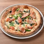 サーモンとほうれん草のクリームピッツァ