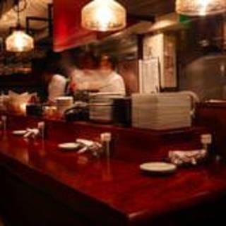 オープンキッチンのカウンター席はライブ感もありデート大人気！