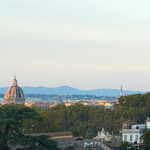 Donna Camilla Savelli - VRetreats - 屋上テラスから左にバチカン