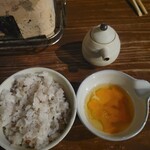 炭焼地鶏 山蔵 - 追加したご飯と生玉子で玉子かけご飯です