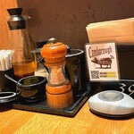 トンカツ・トンしゃぶ ケンボロー - 調味料(奥左より時計回りに、和風ドレッシング、ゴマドレッシング、トンカツソース、ヒマラヤ岩塩、カラシ)