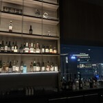 大阪ステーションホテル　メイン バー - 窓の外には、伊藤忠などが入った高層ビル街が見えます