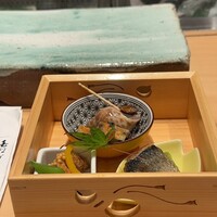 北新地 鮨割烹 のの - 突き出しのミニつぼ焼きもおいしかったです