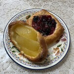 神戸屋 - たっぷり青森りんご ¥360  ３種のベリーデニッシュ ¥350