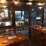 つくね専門店 十夢想屋 - 開放感のある入り口横のテーブル席です。