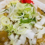 麺処 盛盛 - 汁なしカレーそば＋玉ねぎ＋ベニー＋擦りおろし生姜など　ズームズーム